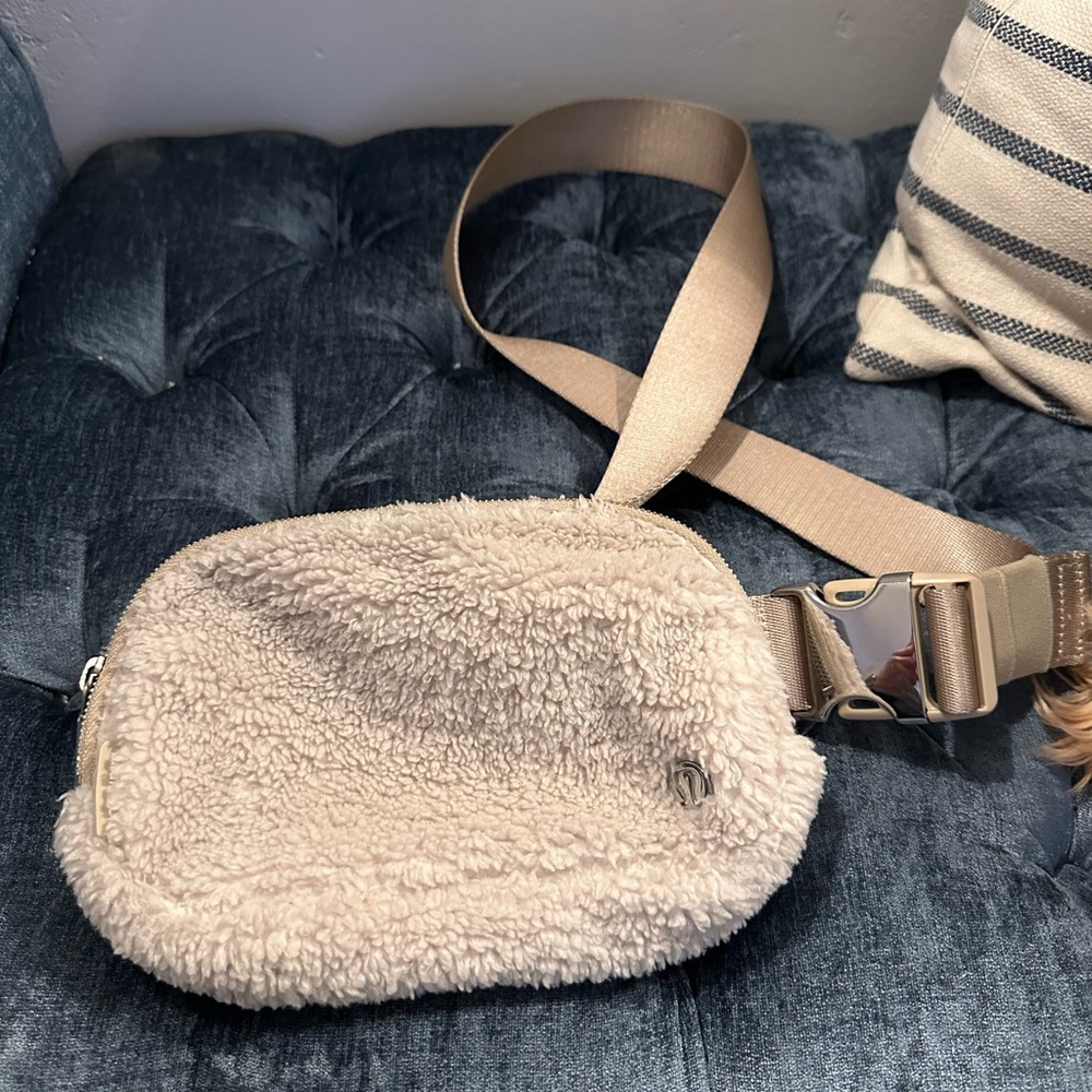 lulu lemon Sherpa cross body bag